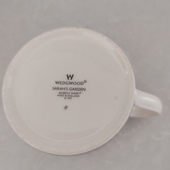 WEDGWOOD | Sarah's Garden Christmas Green Mug Crafted in England |Winter Festive - Picture 5 of 10